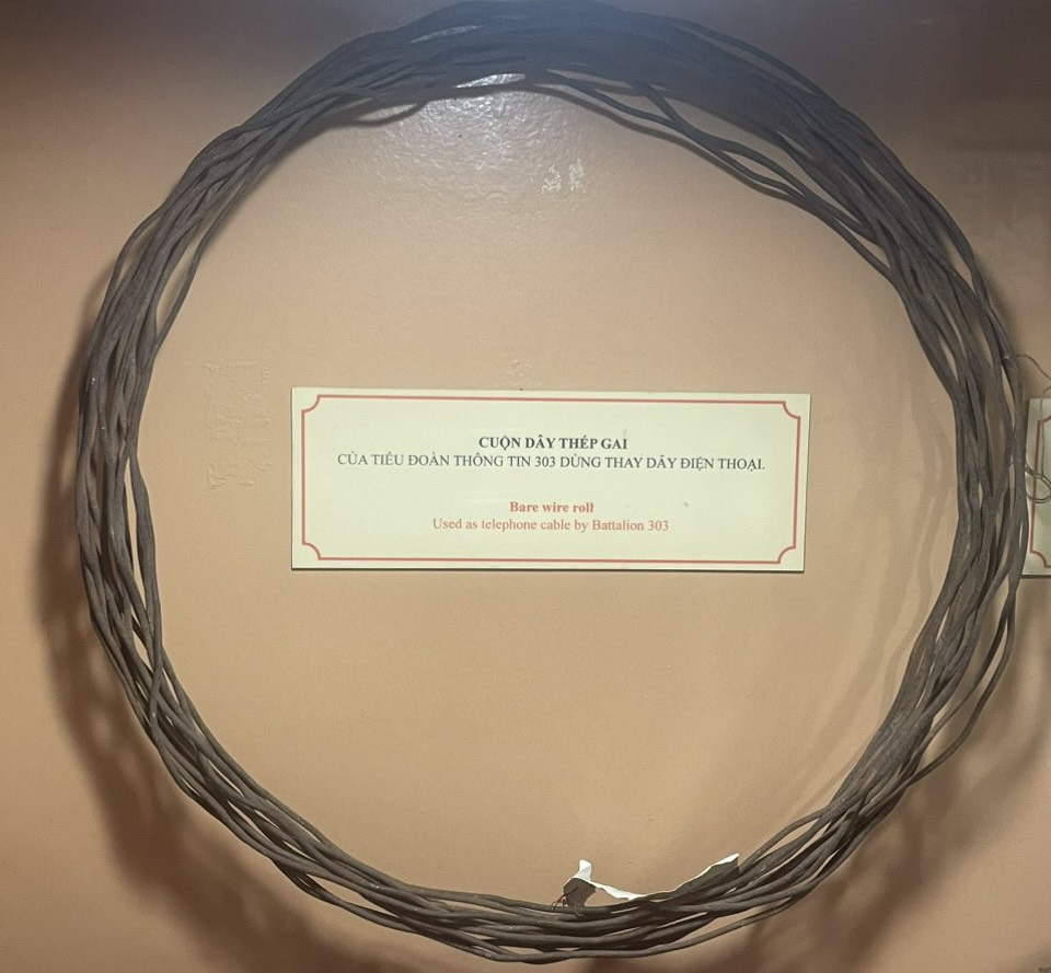 Chiến dịch Điện Biên Phủ: Dây thép gai được dùng làm dây điện thoại